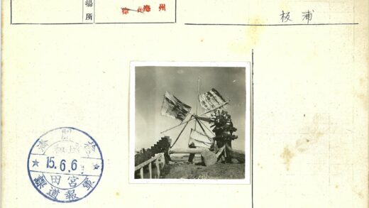 复古风车与木制齿轮户外景观.jpg