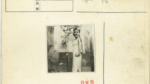 复古风长裙女子与羽毛围巾.jpg