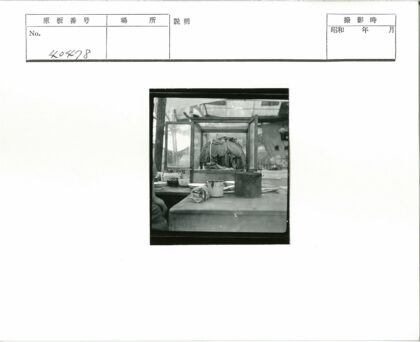 复古餐具与鱼缸展示室内静物.jpg