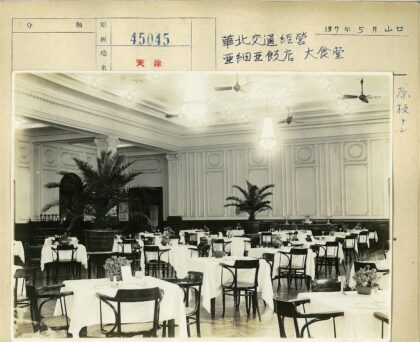复古餐厅优雅装饰与圆桌布置.jpg