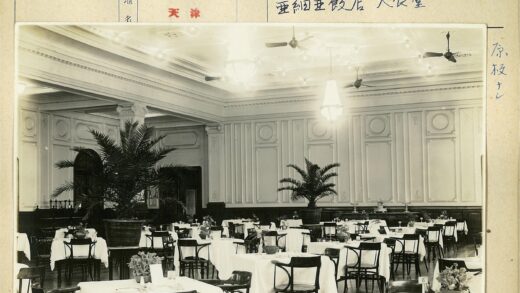 复古餐厅优雅装饰与圆桌布置.jpg
