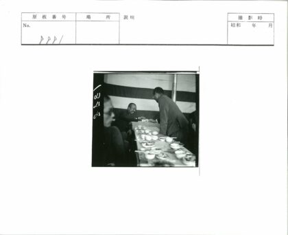 复古餐厅内男子交换物品.jpg