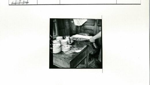 复古餐桌静物抓拍.jpg