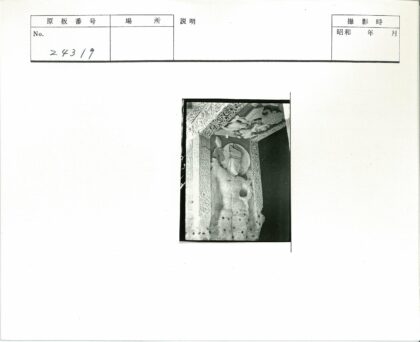 复杂人物石像雕刻细节特写.jpg