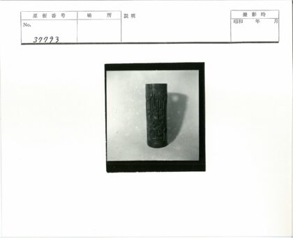复杂雕刻圆柱艺术品特写.jpg