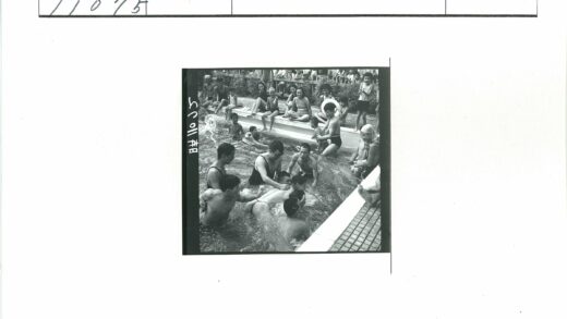夏日拥挤泳池欢乐时光.jpg