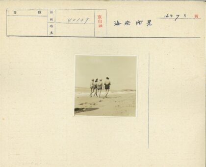 夏日沙滩泳装漫步.jpg