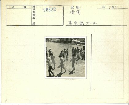 夏日泳池人群聚集.jpg
