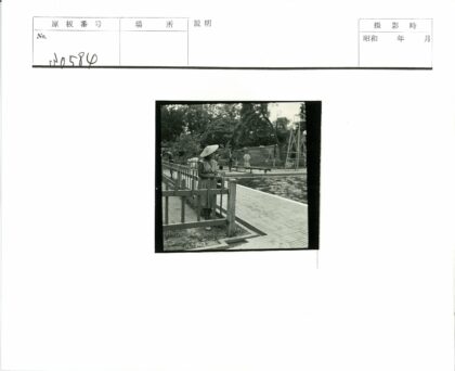 夏日泳池边戴帽人物风景.jpg