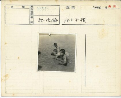 夏日浅水区孩童嬉戏.jpg