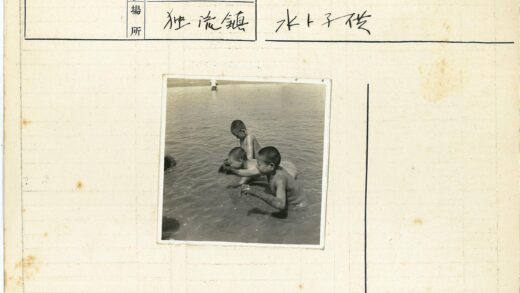夏日浅水区孩童嬉戏.jpg