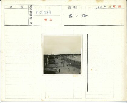 夏日海滩小屋与海岸风光.jpg