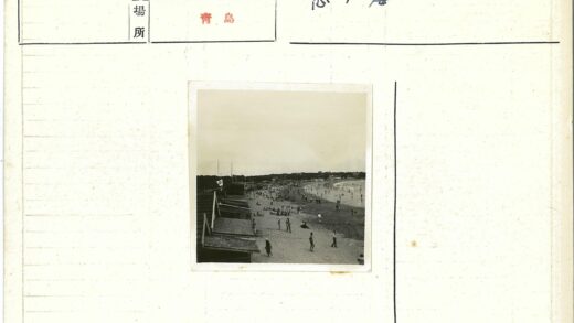 夏日海滩小屋与海岸风光.jpg