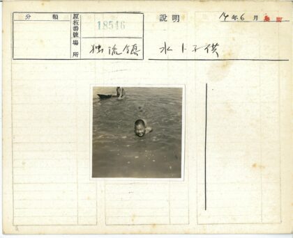 夏日男孩游泳与划船欢乐时光.jpg