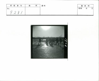 夕阳下长杆工人剪影.jpg