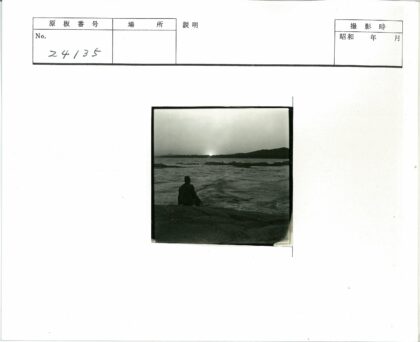 夕阳垂钓海边岩石.jpg