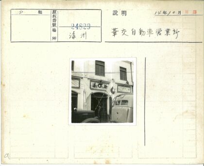外国建筑街景入口与车辆.jpg