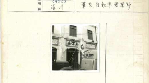 外国建筑街景入口与车辆.jpg