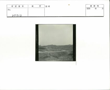 多云土路蜿蜒贫瘠山丘人群行走.jpg