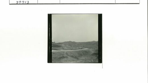 多云土路蜿蜒贫瘠山丘人群行走.jpg