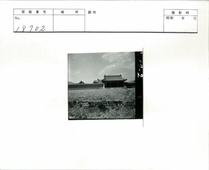 多云天空下传统屋顶历史建筑.jpg
