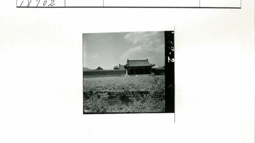 多云天空下传统屋顶历史建筑.jpg