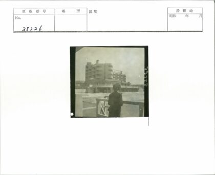 多云天空下凝视多层建筑.jpg