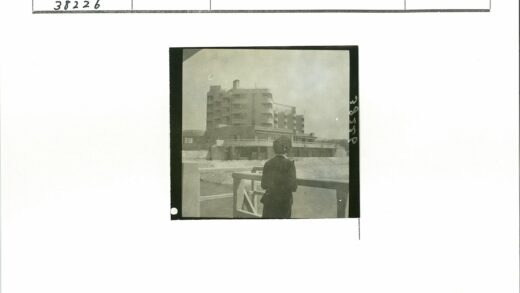 多云天空下凝视多层建筑.jpg