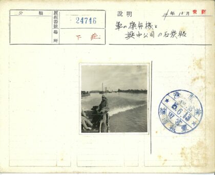 多云天空下划船人.jpg