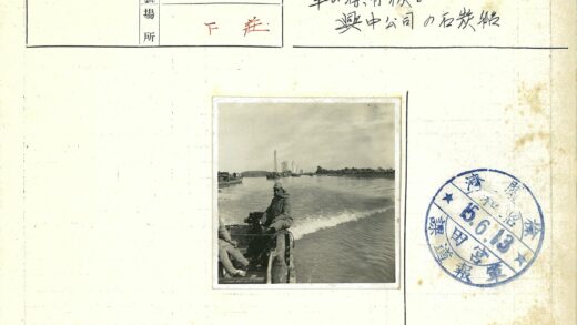 多云天空下划船人.jpg