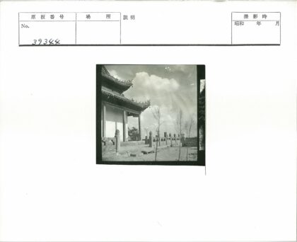 多云天空下华丽屋顶传统建筑.jpg