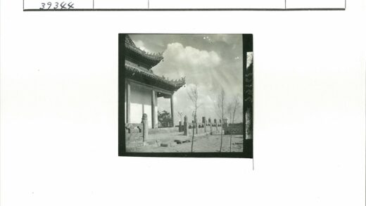 多云天空下华丽屋顶传统建筑.jpg