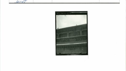 多云天空下华丽建筑雕刻特写.jpg