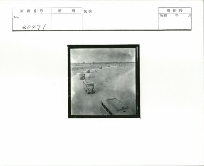 多云天空下土路行驶的公共汽车.jpg
