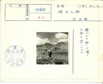 多云天空下山地挖掘场景.jpg