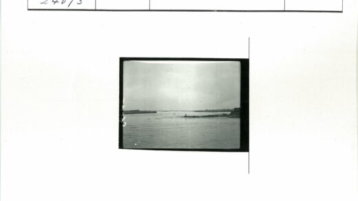 多云天空下岩石河岸风光.jpg