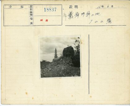 多云天空下崎岖小路的石塔.jpg