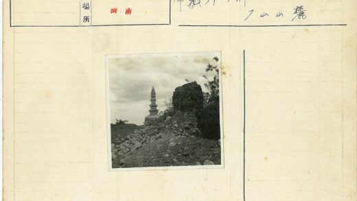 多云天空下崎岖小路的石塔.jpg