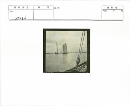 多云天空下帆船航行.jpg