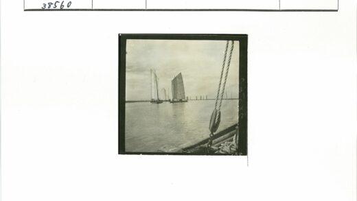多云天空下帆船航行.jpg