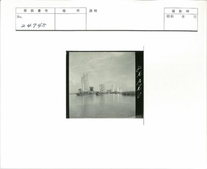 多云天空下帆船航行绿植环绕.jpg