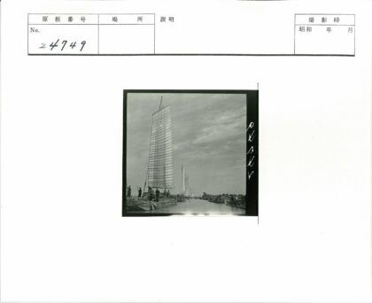 多云天空下帆船航行远树风景.jpg