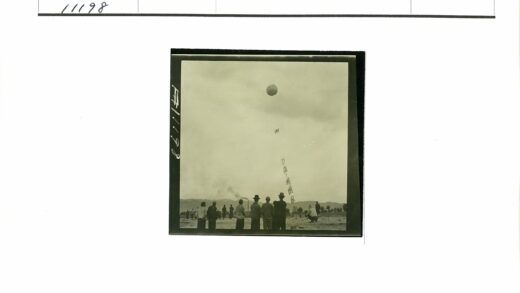多云天空下气球升空.jpg