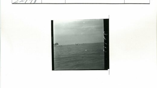 多云天空下水域小船远树.jpg