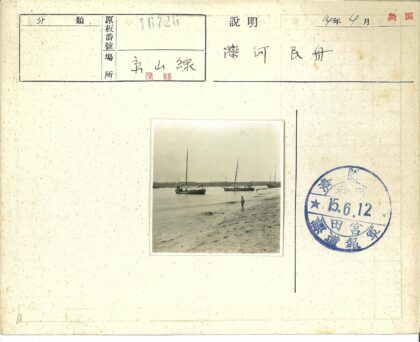 多云天空下沙滩与帆船.jpg