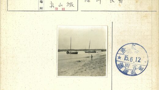 多云天空下沙滩与帆船.jpg