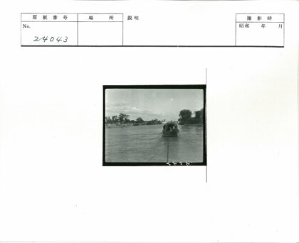 多云天空下河岸建筑与船只.jpg