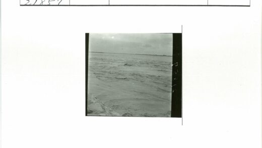 多云天空下流动的宽阔河流.jpg