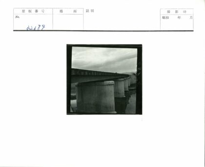 多云天空下混凝土桥柱景观.jpg
