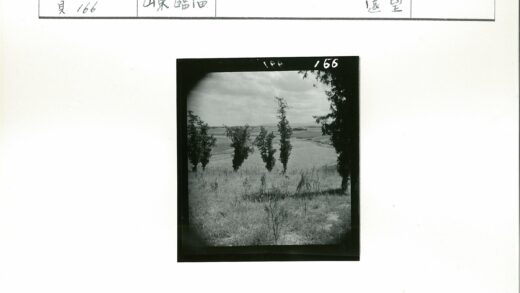 多云天空下田野与远山风景.jpg